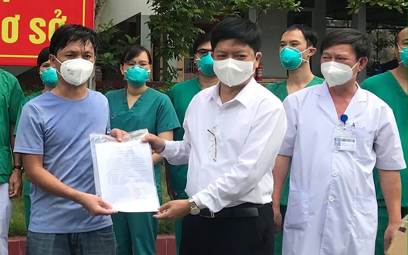 Ông Nguyễn Trọng Khoa, Cục trưởng Cục Quản lý Khám, chữa bệnh chúc mừng bệnh nhân ra viện.