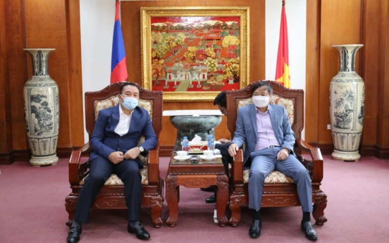 Đại sứ Nguyễn Bá Hùng (phải) cảm ơn ông Phongsavath Senaphouan đã dành sự hỗ trợ quý báu cho Việt Nam trong công tác phòng chống dịch Covid-19.