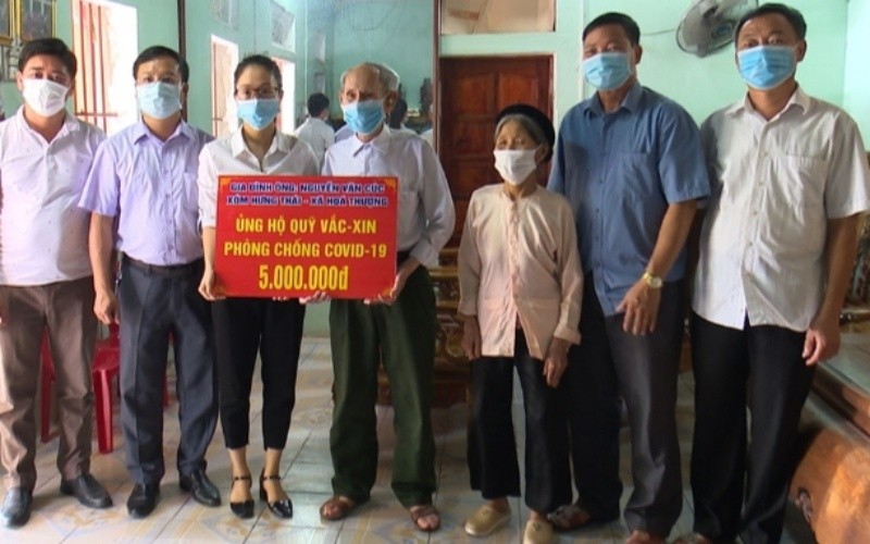 Cụ ông Nguyễn Văn Cúc ủng hộ Quỹ vaccine phòng, chống Covid-19, số tiền 5 triệu đồng.