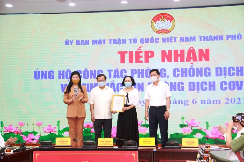 Đại diện Ủy ban Mặt trận Tổ quốc thành phố Hà Nội tiếp nhận ủng hộ của các cá nhân, tập thể.