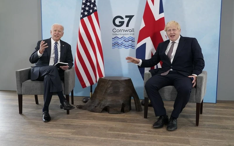 Tổng thống Biden và Thủ tướng Johnson gặp song phương trước khi tham gia hội nghị cấp cao G7. (Ảnh: AP)