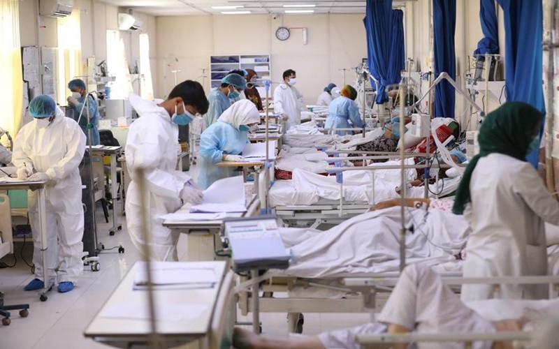 Bác sĩ kiểm tra sức khỏe người bệnh Covid-19 tại một bệnh viện ở Kabul, Afghanistan, tháng 5-2021. (Ảnh: AP)