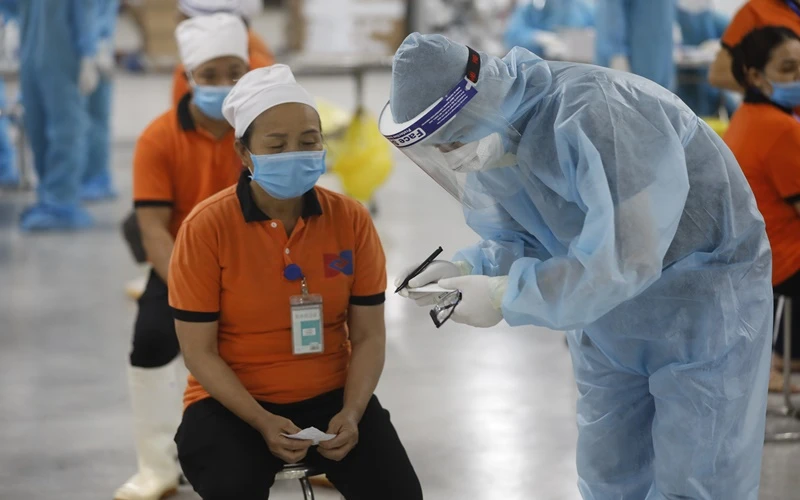 Nhân viên y tế thu thập thông tin của công nhân tại tỉnh Bắc Giang. (Ảnh: Duy Linh)