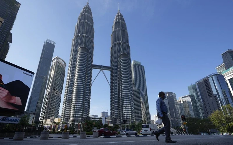 Thủ đô Kuala Lumpur, Malaysia trong ngày đầu tiên thực hiện Lệnh kiểm soát di chuyển (MCO). (Ảnh: AP)