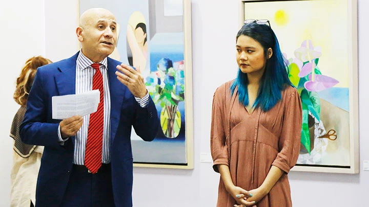 Đại sứ Antonio Alessandro phát biểu khai mạc triển lãm tranh của họa sĩ Trịnh Cẩm Nhi do Trung tâm Văn hóa và thương hiệu Italia tại Việt Nam tổ chức năm 2020. Ảnh: KHIẾU MINH