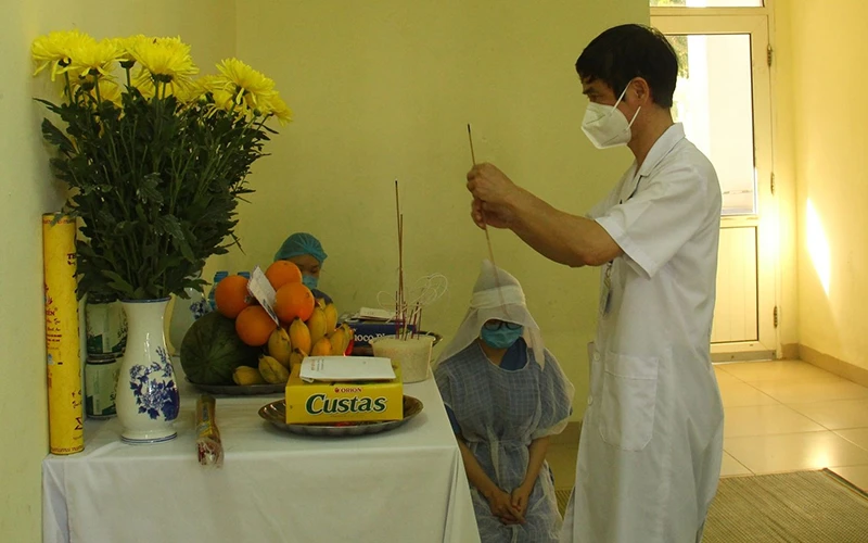 Bệnh viện đã lập một bàn thờ vọng để điều dưỡng viên Hà Thị Trinh có thể bái vọng mẹ.