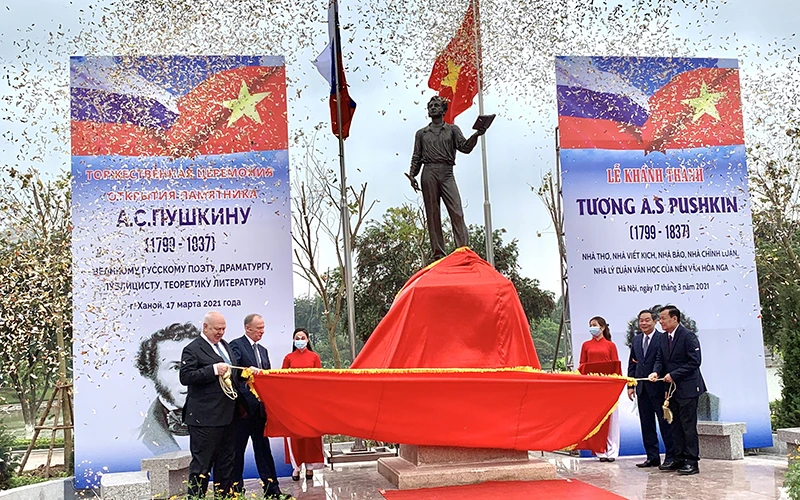 Khánh thành tượng đài đại thi hào Nga A.X.Pu-skin tại Hà Nội. Ảnh: Sở Ngoại vụ thành phố Hà Nội