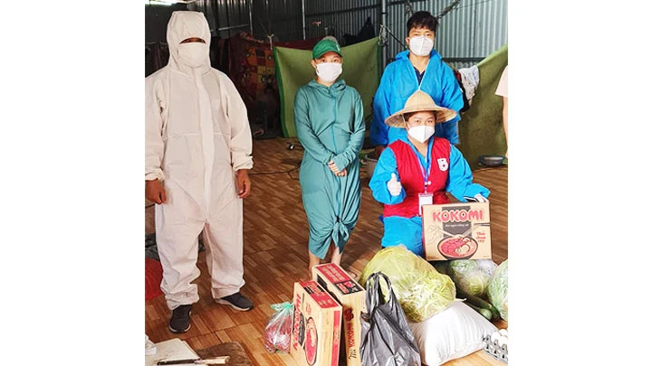 Tình nguyện viên ở xã Quang Châu phân loại nhu yếu phẩm hỗ trợ công nhân. Ảnh: nhân vật cung cấp