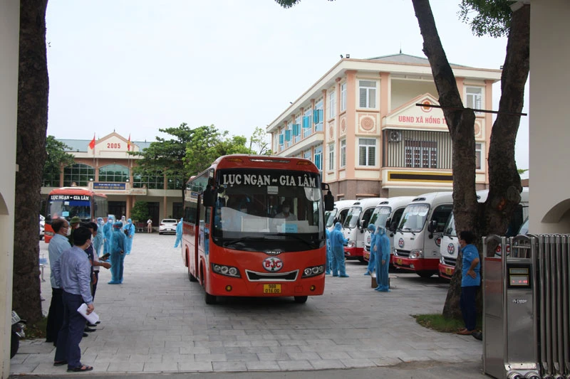 Ủy ban nhân dân tỉnh Lạng Sơn đón công dân tại tỉnh Bắc Giang quay trở về nơi cư trú.