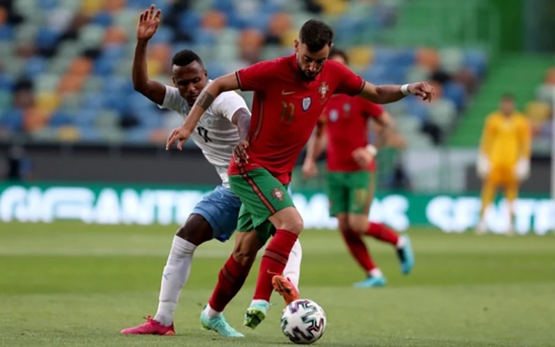 Bru-nô Phơ-nan-đét (bên phải) chơi nổi bật trong đội tuyển Bồ Đào Nha.