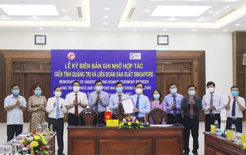 Phó Bí thư Tỉnh ủy, Chủ tịch Ủy ban nhân dân tỉnh Quảng Trị Võ Văn Hưng ký trực tuyến biên bản thỏa thuận với SMF.  