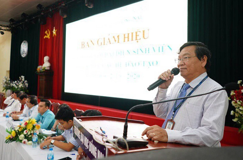 Ông Trần Minh Hùng (người cầm mic) phát biểu trong một hội nghị tại Đại học Đồng Nai.