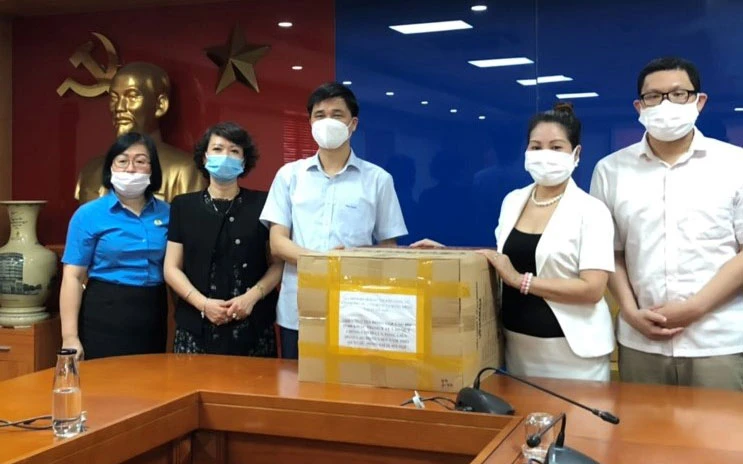 Tổng Liên đoàn Lao động Việt Nam tiếp nhận 25.000 khẩu trang ủng hộ công nhân lao động