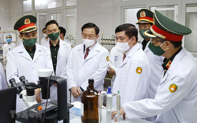 Chủ tịch Quốc hội Vương Đình Huệ thăm, động viên các lực lượng đang thực hiện nhiệm vụ tại Phòng nghiên cứu (Viện Nghiên cứu Y dược học Quân sự, Học viện Quân y). Ảnh: Doãn Tấn/TTXVN