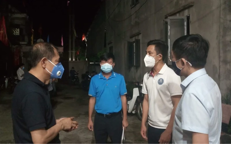 Lãnh đạo Sở Y tế Hà Tĩnh chỉ đạo công tác truy vết, khoanh vùng các trường hợp, khu vực liên quan đến ba ca bệnh Covid -19 mới được phát hiện tại Lộc Hà. 
