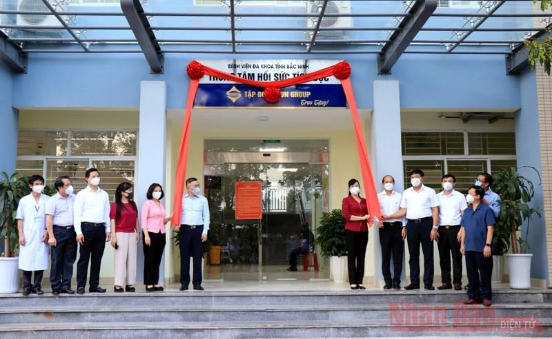 Lãnh đạo tỉnh Bắc Ninh và tập đoàn SunGroup thực hiện nghi thức tiếp nhận Trung tâm Hồi sức tích cực ICU.