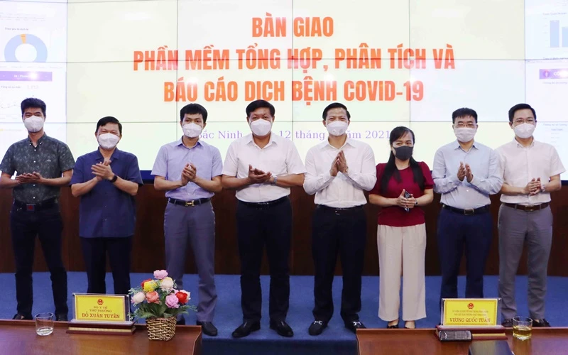 Bộ phận Thường trực đặc biệt Bộ Y tế bàn giao phần mềm tổng hợp, phân tích và báo cáo dịch bệnh Covid-19 cho tỉnh Bắc Ninh.