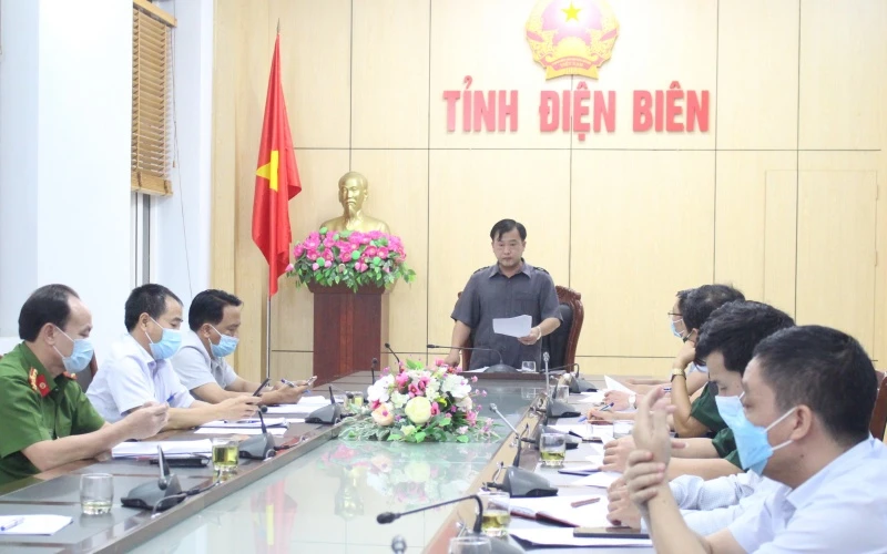 Ông Vừ A Bằng, Phó Chủ tịch UBND tỉnh Điện Biên, giao nhiệm vụ các sở, ngành phải khẩn trương đón công dân từ vùng dịch về.