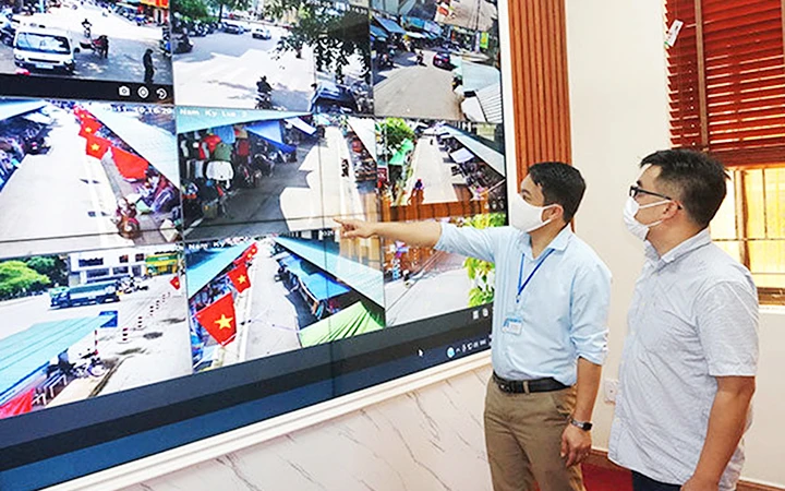 Cán bộ Trung tâm giám sát, điều hành đô thị thông minh TP Lạng Sơn theo dõi các hoạt động trên địa bàn qua ca-mê-ra. Ảnh: ĐẶNG DŨNG