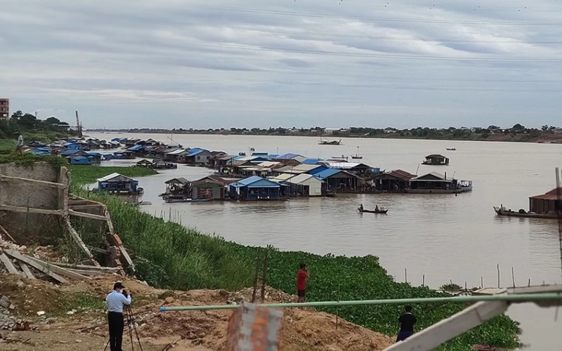 Nhiều gia đình gốc Việt đưa nhà nổi và bè cá về tập trung tại khúc sông thuộc quận Prek Pnov, chiều 12-6, trong khi chờ tìm chỗ định cư mới.