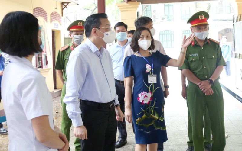 Chủ tịch UBND TP Hà Nội Chu Ngọc Anh kiểm tra công tác phòng chống dịch tại điểm thi vào lớp 10 tại Trường THPT Trần Phú, Hoàn Kiếm.