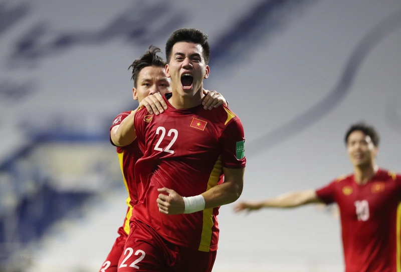 Tiến Linh đánh đầu tung lưới đội tuyển Malaysia mở tỷ số cho Việt Nam. (Ảnh: TTXVN)