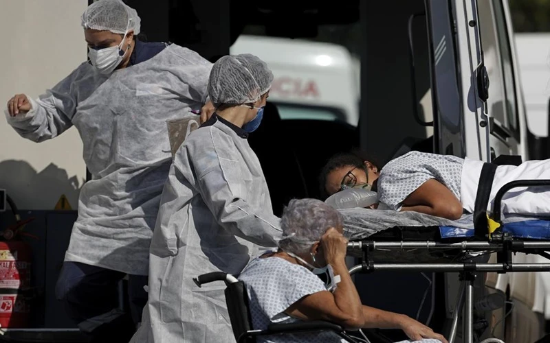 Nhân viên y tế chuyển bệnh nhân Covid-19 tới bệnh viện tại thủ đô Brasilia, Brazil. (Ảnh: AP)