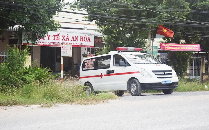 Xe chuyên dụng đang vận chuyển người bệnh miễn phí từ xã An Hòa (huyện Tam Nông, Đồng Tháp).