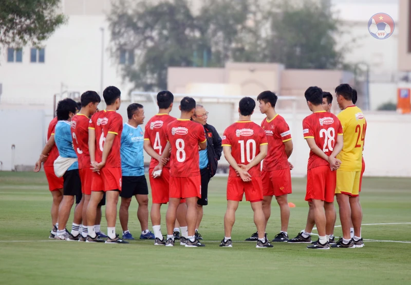 Huấn luyện viên Park Hang Seo hướng dẫn các học trò. (Ảnh: VFF)