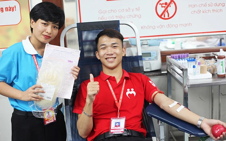Anh Nguyễn Anh Quân, một trong 100 người hiến máu tiêu biểu năm 2021, tham gia hiến máu tình nguyện.