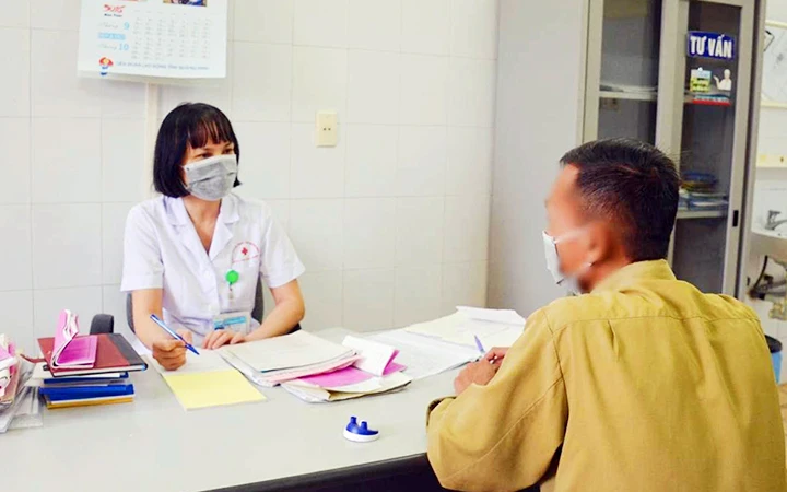 Tư vấn cho người nhiễm HIV sử dụng thuốc ARV tại Bệnh viện đa khoa tỉnh Quảng Ninh. Ảnh: NGUYỄN HOA