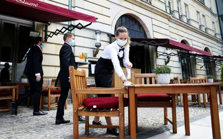 Nhu cầu tuyển dụng nhân sự gia tăng khi các nhà hàng ở Đức mở cửa trở lại. Ảnh: BLOOMBERG