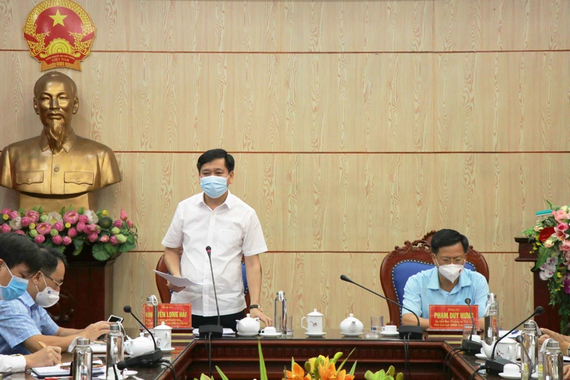 Chủ tịch Ủy ban nhân dân tỉnh Bắc Kạn Nguyễn Long Hải chỉ đạo tại cuộc họp.