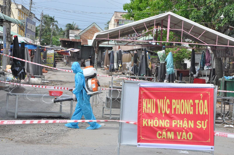 Phun khử trùng tại khu vực phong tỏa của chợ Ba Dừa (xã Long Trung, huyện Cai Lậy).