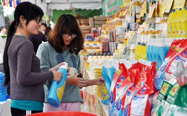Người tiêu dùng mua sắm trong phiên chợ hàng Việt Nam tại huyện Thanh Trì, Hà Nội. Ảnh: LÊ NAM