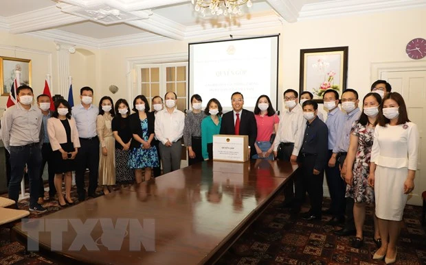 Cán bộ, nhân viên Đại sứ quán và các cơ quan đại diện, đại diện Hội sinh viên Việt Nam tại Vương quốc Anh tham gia ủng hộ công tác phòng, chống dịch Covid-19. (Ảnh: TTXVN)