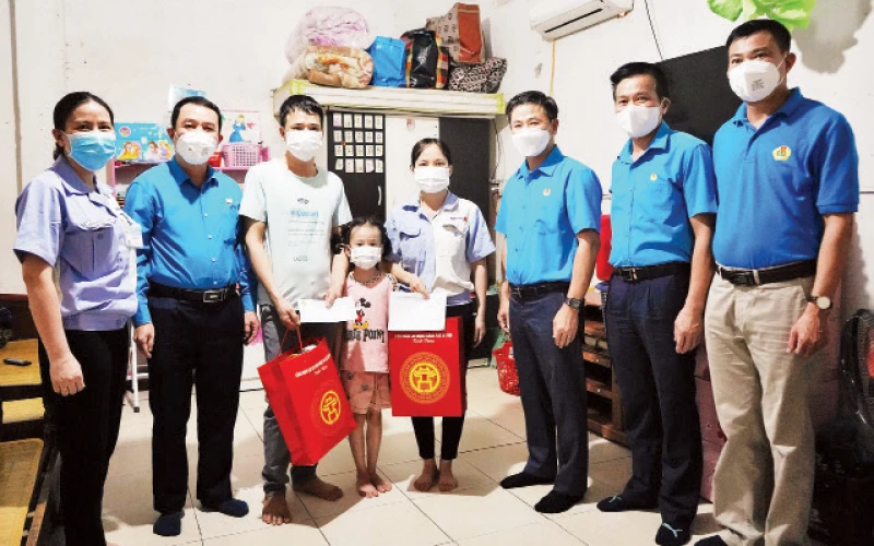 Lãnh đạo LĐLĐ thành phố và Công đoàn các Khu Công nghiệp và Chế xuất Hà Nội trao quà hỗ trợ gia đình công nhân có hoàn cảnh khó khăn tại Công ty TNHH KATOLEC Việt Nam. 