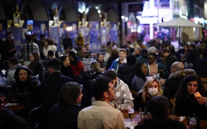 Người dân được phép dùng bữa ngoài trời sau khi các biện pháp hạn chế được nới lỏng tại London, Anh. (Ảnh: Reuters)