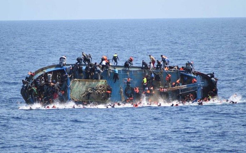 Tàu chở người di cư bị lật ngoài khơi Libya. (Ảnh: Reuters)