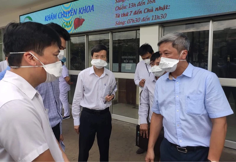 Thứ trưởng Nguyễn Trường Sơn và đoàn Bộ Y tế làm việc với lãnh đạo Bệnh viện Bệnh Nhiệt đới TP Hồ Chí Minh.