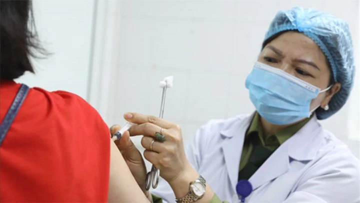 Tiêm mũi 2 thử nghiệm giai đoạn 2 vắc xin phòng COVID-19 Nano Covax cho tình nguyện viên. Ảnh moh.gov.vn