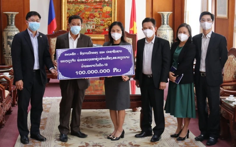 Đồng chí Thongsavanh Vongsamphan (trái) trao món quà giá trị 100 triệu kíp Lào tặng tỉnh Hải Dương, chiều 14-6.