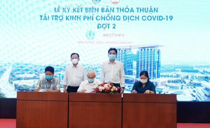 Tổng công ty Becamex IDC ký kết tài trợ kinh phí phòng, chống dịch Covid-19 với Ủy ban Mặt trận Tổ quốc Việt Nam tỉnh và Sở Y tế tỉnh Bình Dương.