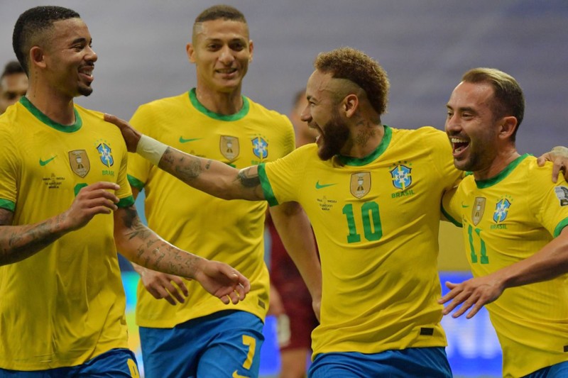Neymar (số 10) chia vui cùng các đòng đội sau khi ghi bàn nâng tỷ số lên 2-0. (Ảnh: AFP)
