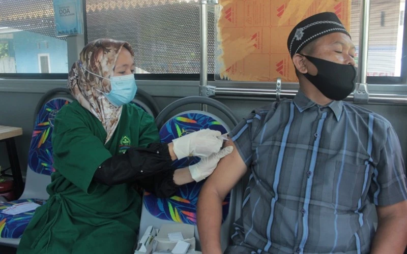 Tiêm vaccine ngừa Covid-19 bên trong “xe bus tiêm chủng” tại tỉnh Riau, Indonesia. (Ảnh: Reuters)