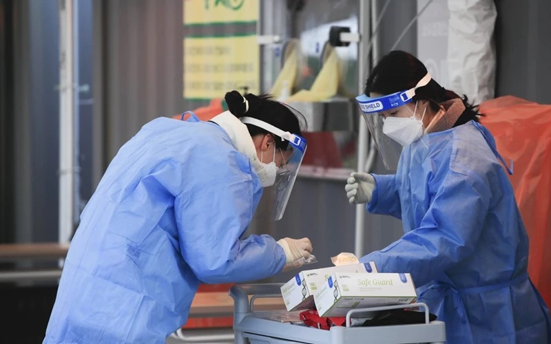 Nhân viên y tế lấy mẫu xét nghiệm Covid-19 tại Seoul, Hàn Quốc. (Ảnh: AP)