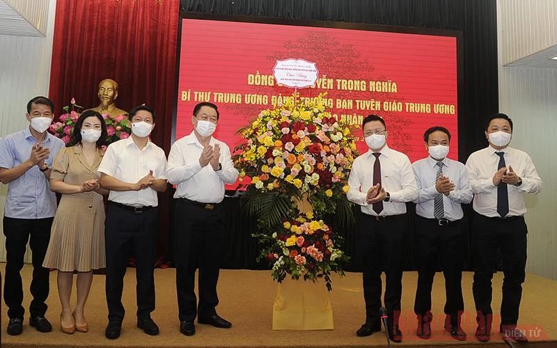 Đồng chí Nguyễn Trọng Nghĩa cùng đoàn Ban Tuyên giáo Trung ương tặng hoa chúc mừng Báo Nhân Dân nhân kỷ niệm 96 năm Ngày báo chí cách mạng Việt Nam.