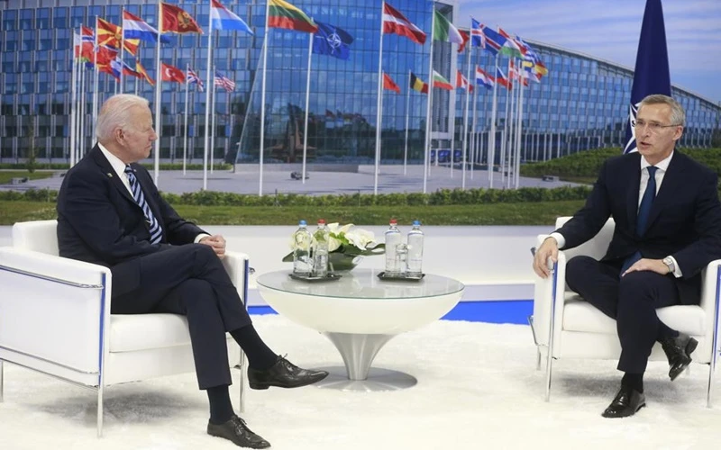 Tổng Thư ký NATO Stoltenberg và Tổng thống Mỹ Biden trong cuộc gặp song phương bên lề Hội nghị cấp cao NATO, tại Bỉ, ngày 14-6. (Ảnh: AP)