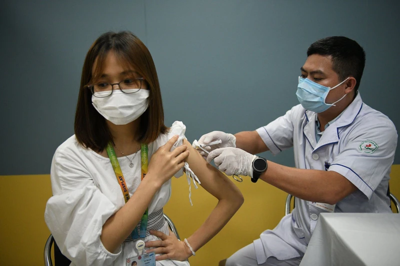 Việt Nam sẽ nhận thêm khoảng sáu triệu liều vaccine AstraZeneca và Pfizer
