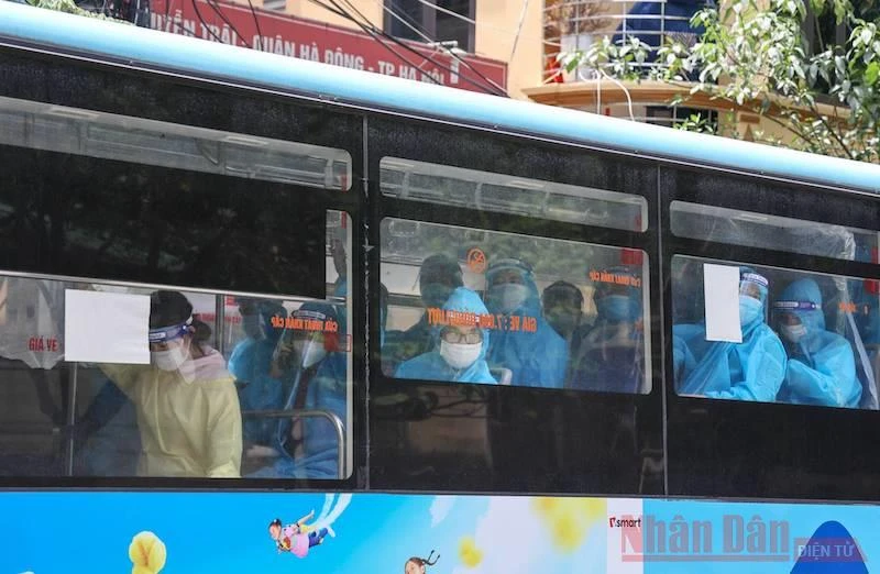 Những công dân Hà Nội đầu tiên được đón từ Bắc Giang trở về bằng xe buýt